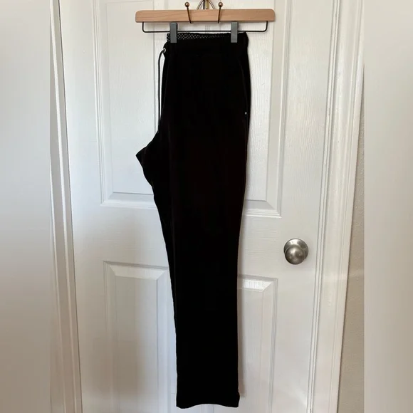 Beyond Scrubs Set - Women’s Black V-Neck Scrub Top Large and Drawstring Pant Med - Picture 10 of 12